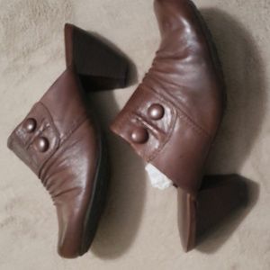 Bare Traps Brown Mules